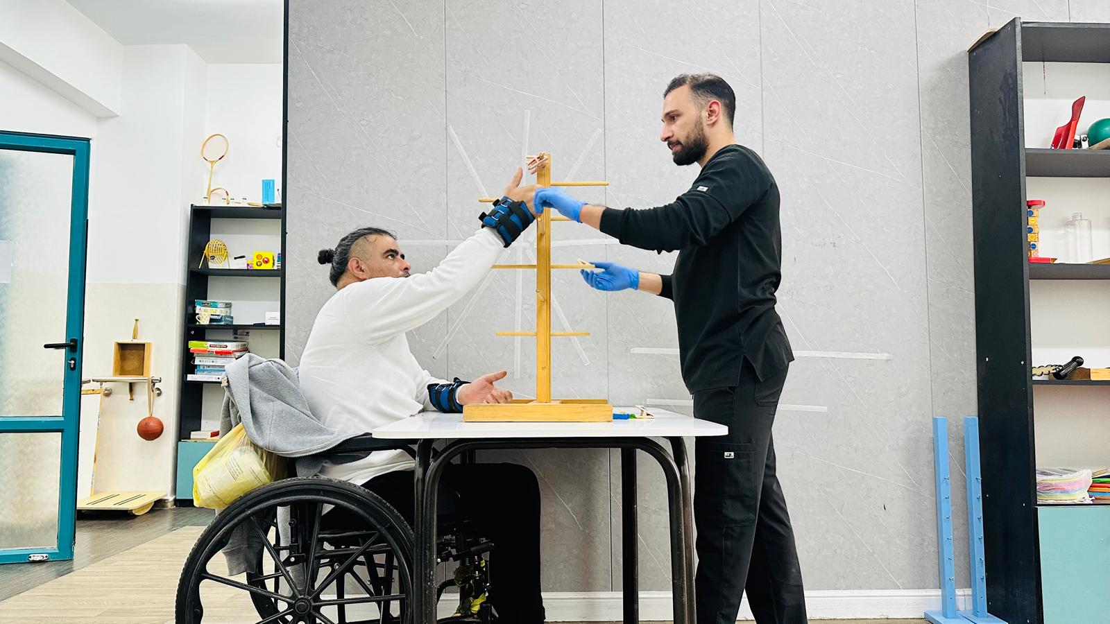 Afif pendant une séance de rééducation.