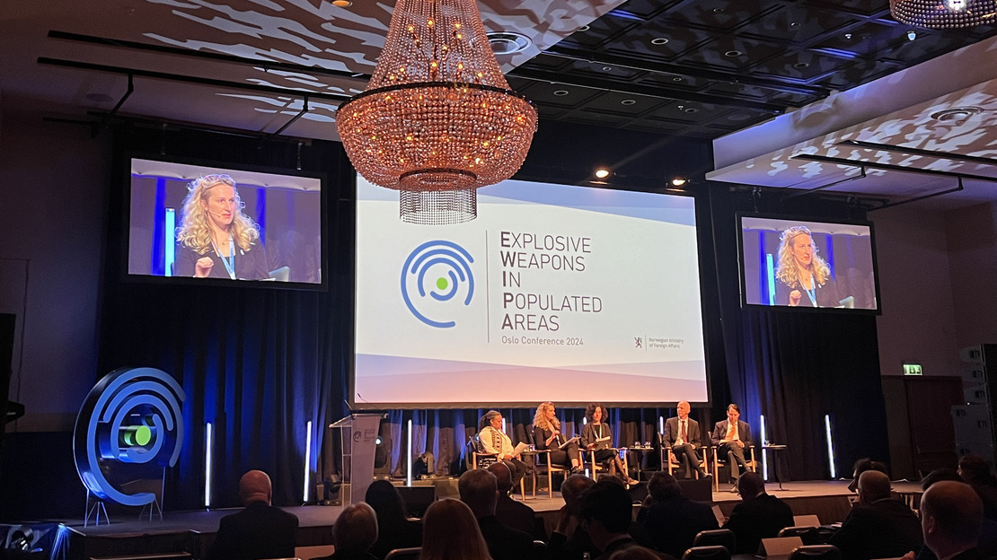 Alma Taslidžan, responsable du plaidoyer Désarmement et Protection des civils à HI, intervenant à la conférence d'Oslo en avril 2024. 