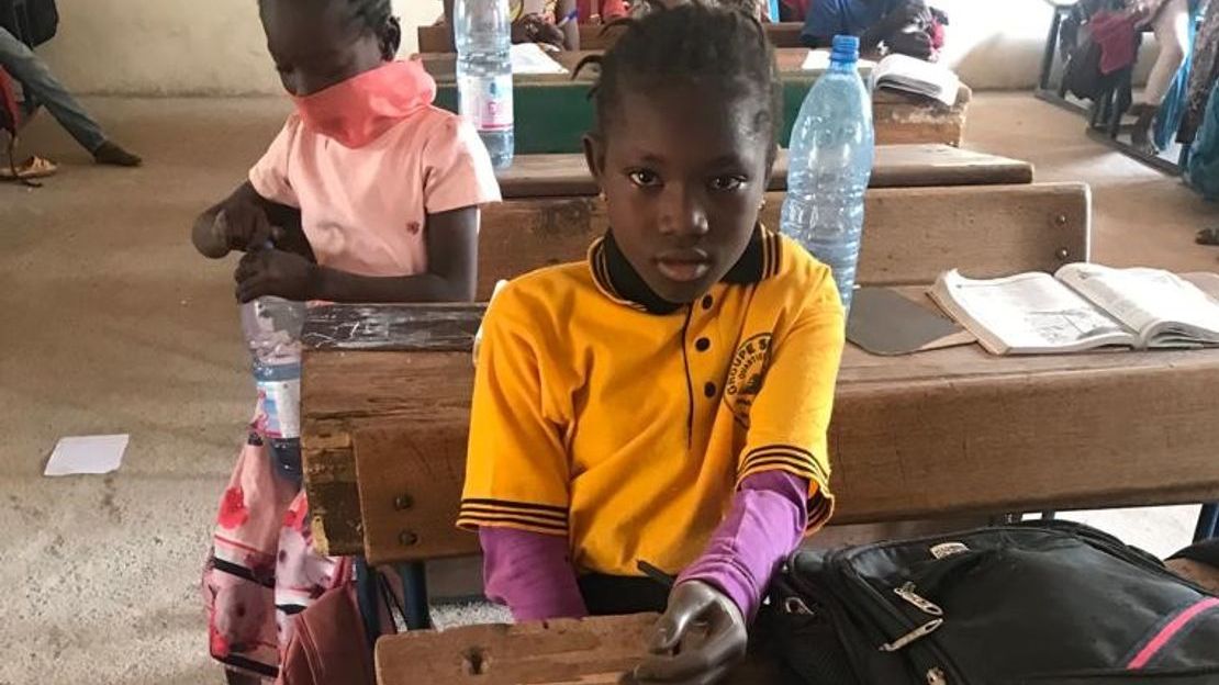 Au Mali, Aminata est retournée à l’école avec le soutien de Handicap International et étudie avec application.