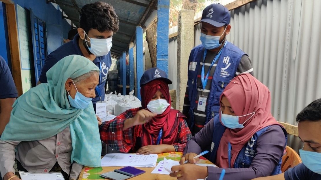 Organisation des équipes de Handicap International dans les camps de réfugiés rohingyas au Bangladesh, après l'incendie du 22 mars