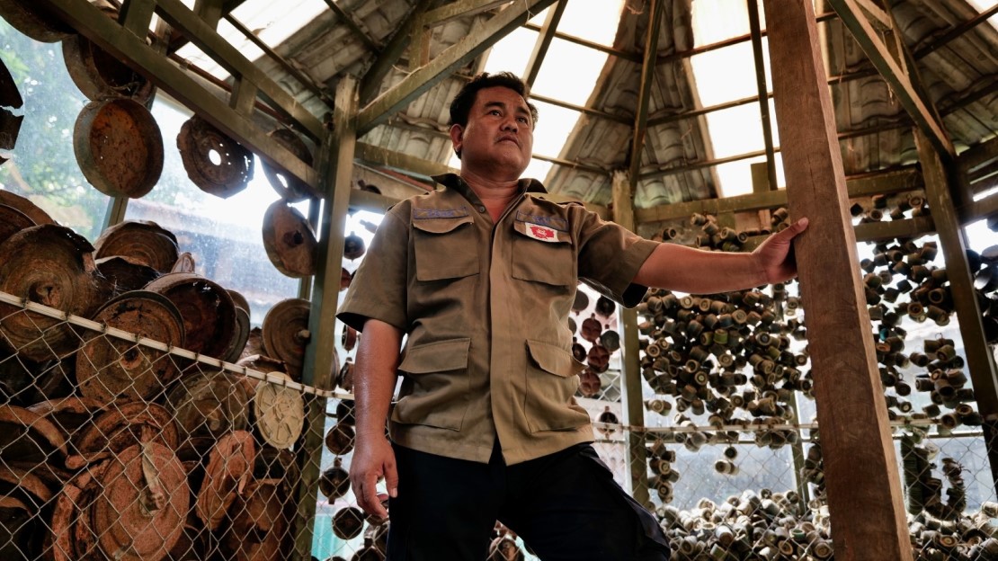 Portrait de Aki Ra, un démineur ancien enfant soldat sous le régime des Khmers rouges au Cambodge.
