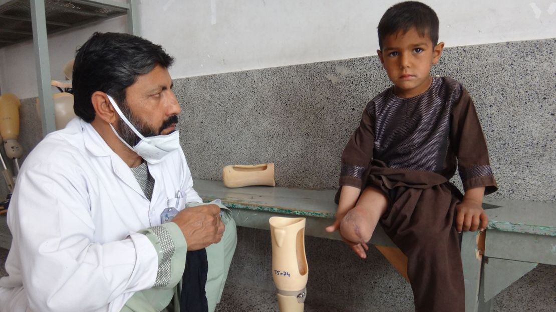 Enayatullah lors d’une séance de réadaptation avec son kinésithérapeute. Handicap International Afghanistan