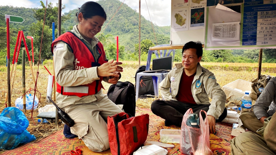 Daovy (à gauche) à la base de déminage lors d'un temps de repos dans le village de Sophoun avec un membre de l'équipe administrative, Laos, octobre 2023. 