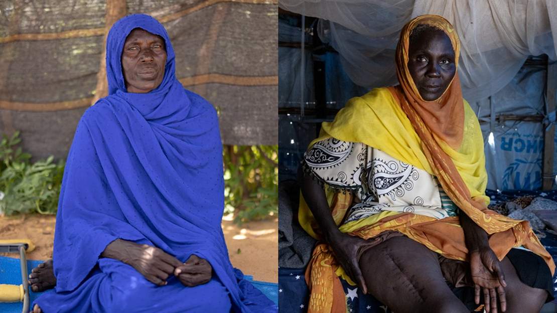 Deux femmes réfugiées sont assises et regardent au loin.