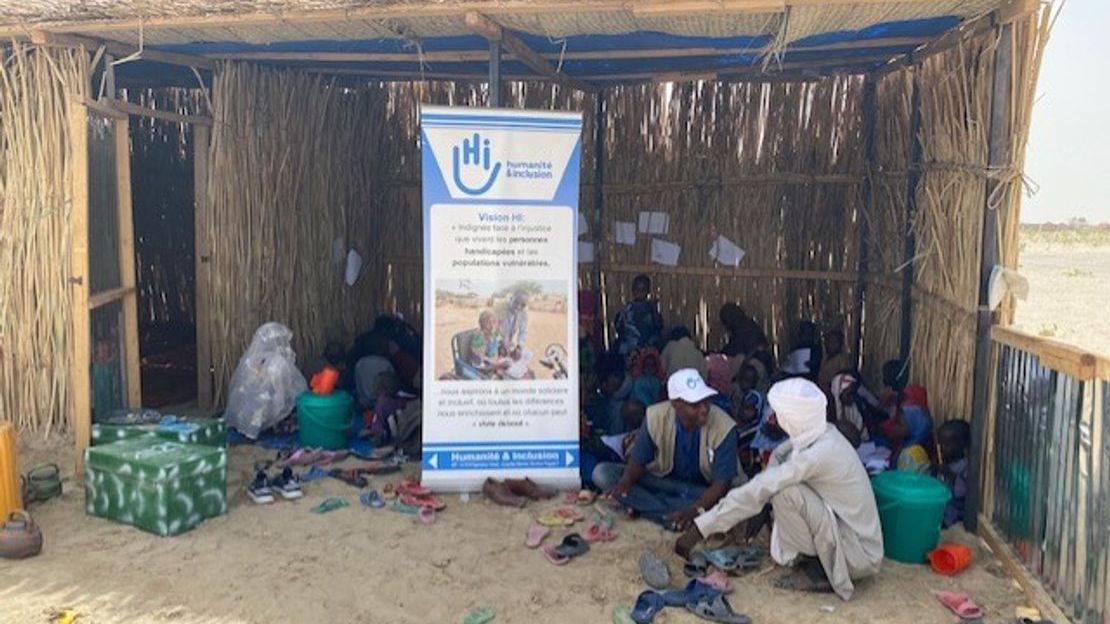 Aire d’activités créée par Handicap International à l’école primaire de Ngourtou Koumboua dans la province du Lac au Tchad, où les enfants peuvent dessiner et jouer.