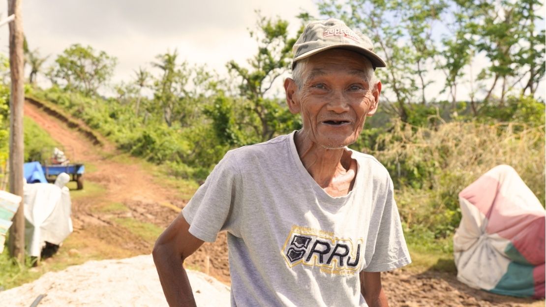 Portrait d'un homme âgé qui sourit.