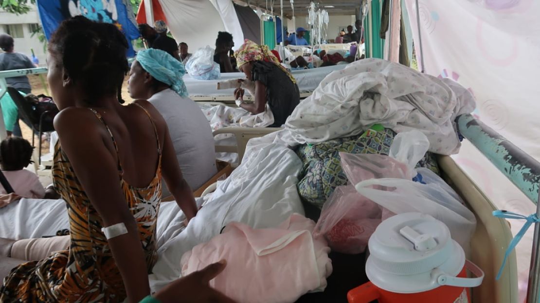 Femmes blessées par le tremblement de terre à l'hôpital Ofatma, aux Cayes en Haïti - 2021