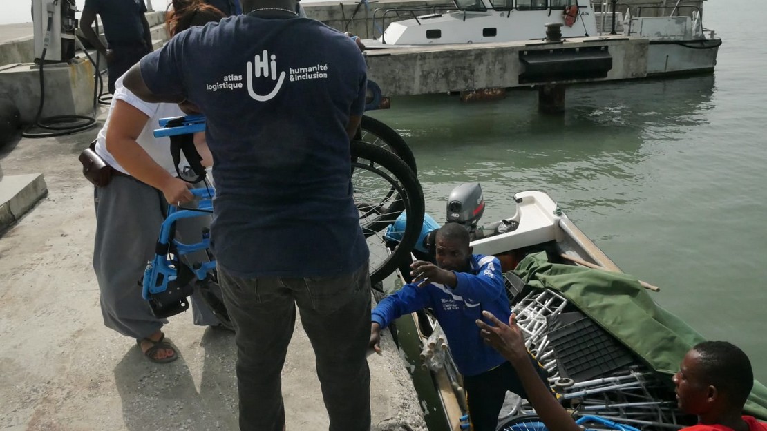 Réception d'aides à la marche par Handicap International dans la région des Cayes en Haïti. Le matériel est livré par bateau.
