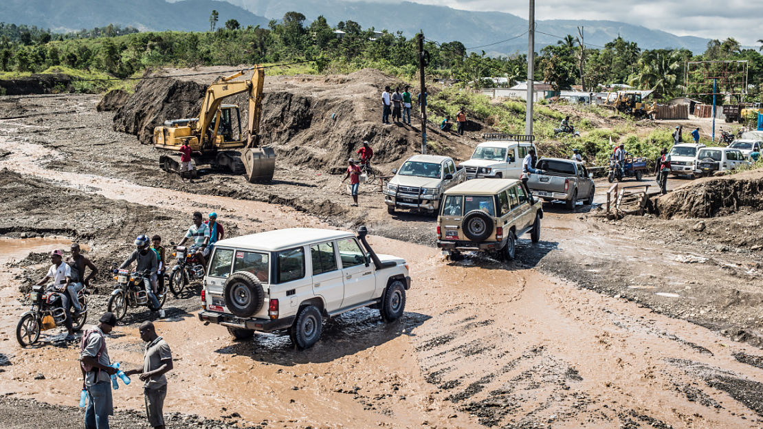 Destructions après le passage de l'ouragan Matthew en Haïti en 2016. Le pont de Petit-Goâve a été détruit par la crue de la rivière La Digue.