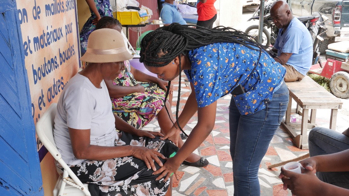 Prise en charge d’une patiente dans le centre réadaptation des Cayes en Haïti, géré par une organisation partenaire de Handicap International