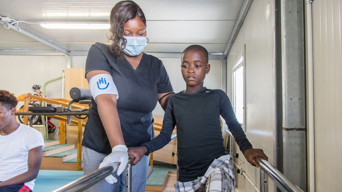 Villereson, 14 ans, a été blessé dans un éboulement lors du tremblement de terre d'août 2021 en Haïti. Ici en pleine séance de réadaptation avec Handicap International.