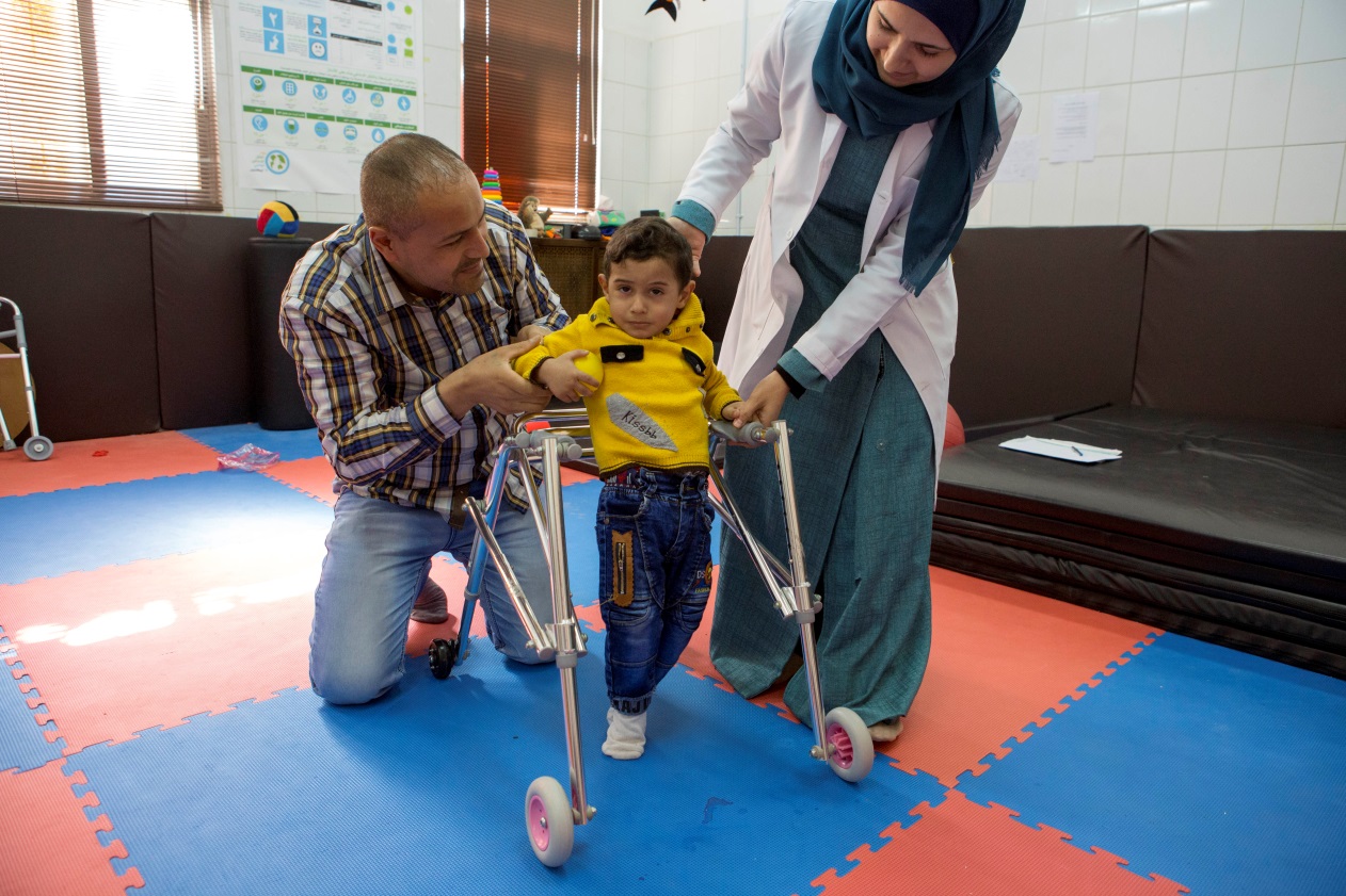 Esra, kinésithérapeute de Handicap International au centre de rééducation de l’hôpital Basma en Jordanie