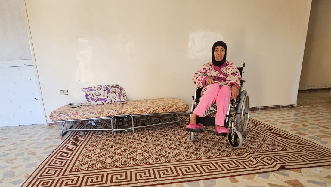 Hayat dans sa nouvelle maison avec son fauteuil roulant adapté à son handicap
