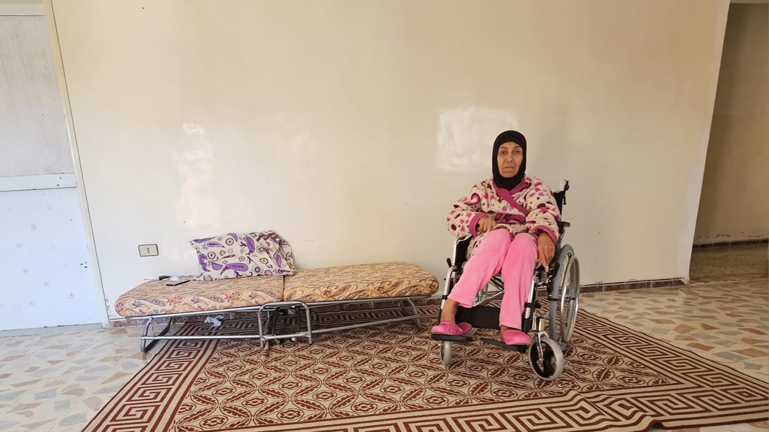 Hayat, 63 ans, est née avec une infirmité motrice cérébrale. Sa vie est devenue plus difficile depuis qu'elle a été contrainte de fuir les attaques contre son village natal dans le sud du Liban, près de la frontière avec Israël. Elle est soutenue par HI et ses partenaires - juillet 2024