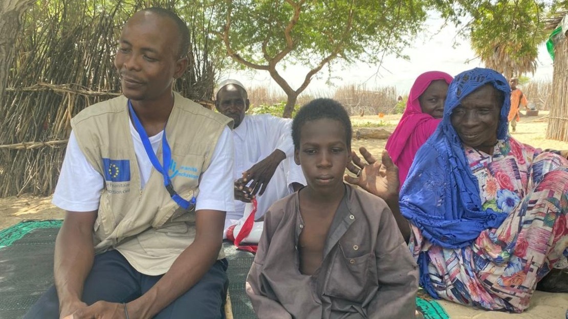 Mahamat entouré de Makaila, agent de protection de l’enfance pour Handicap International au Tchad, et de sa grand-mère