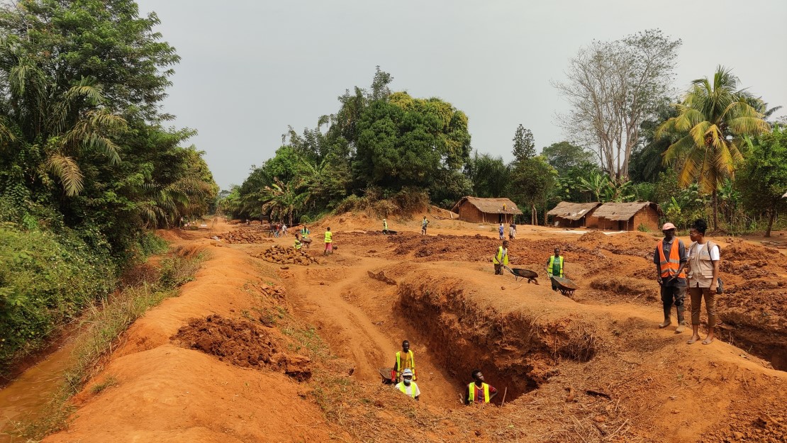 Des équipes du génie civile travaillent pour réhabiliter des routes abîmées et creusées par les intempéries et le temps en République Centrafricaine.