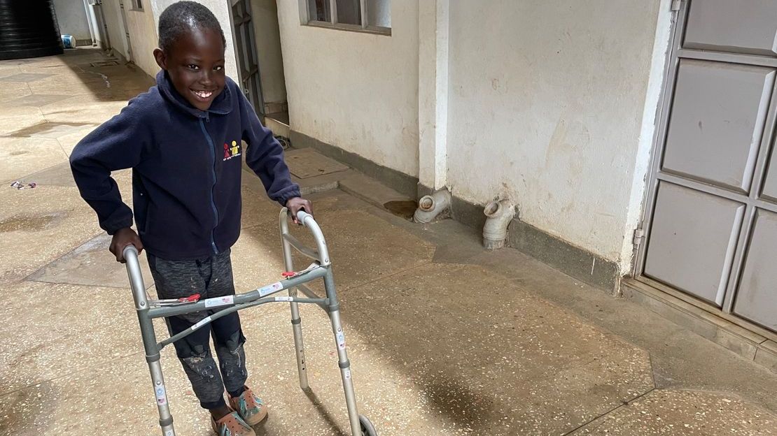 Jonathan, 7 ans, atteint de paralysie cérébrale, a bénéficié d'une chirurgie corrective et de séances de réadaptation par Handicap International à Nairobi au Kenya.