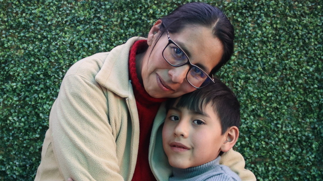 Bolivie, août 2024. Maria, ses fils Mateo (à gauche) et Héctor (à droite) lors d’une session de partage avec d’autres familles.