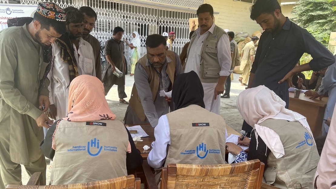 Les équipes de Handicap International à Nowshehra, au Pakistan, au bureau d'enregistrement pour les distributions de fournitures d'urgence suite aux inondations de l'été 2022.