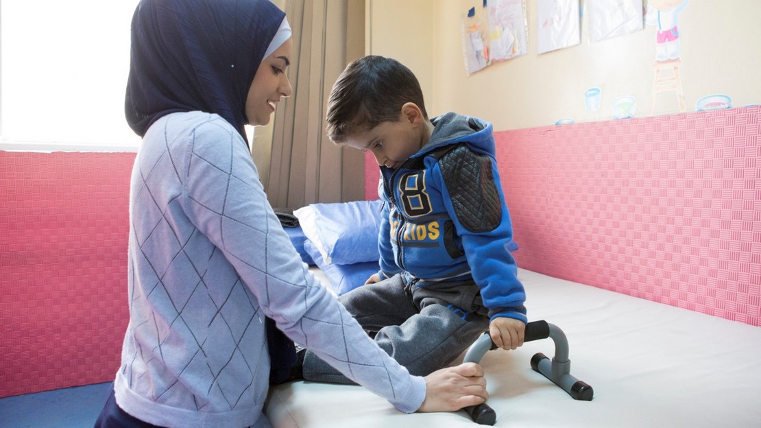 Mohammad, atteint de spina bifida, réalise ses exercices de rééducation