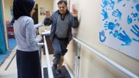 Ahed réalise ses exercices de rééducation au centre de rééducation de Zarqa en Jordanie, avec le soutien de Handicap International