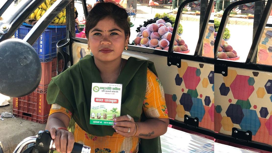 Kabita dans son rickshaw électrique au Népal