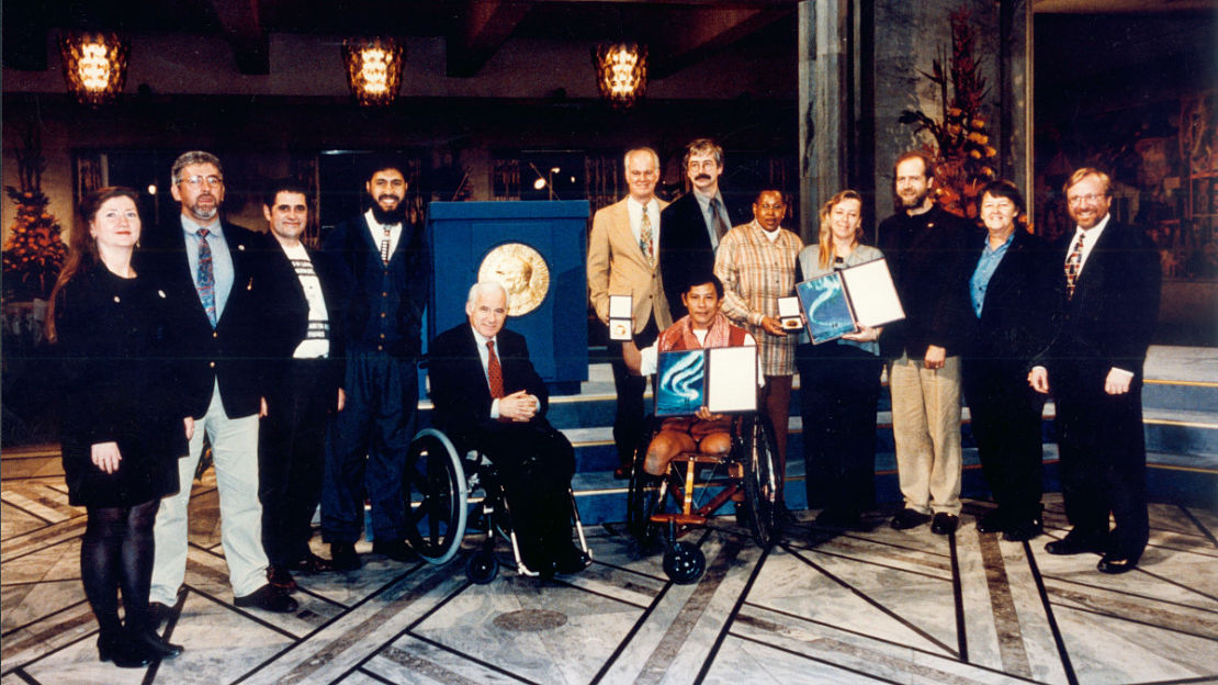 En décembre 1997 à Oslo en Norvège, remise du prix Nobel de la paix aux représentants de la Campagne internationale pour interdire les mines.