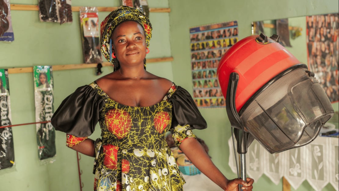 Au Togo, HI soutient Lakaza, maîtresse coiffeuse réputée