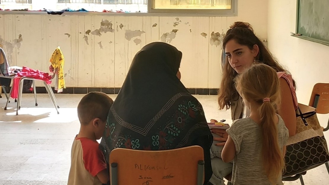 La psychologue de Handicap International discute avec Amal dans une école de Tyr transformée en centre d'hébergement collectif. 30 octobre 2023