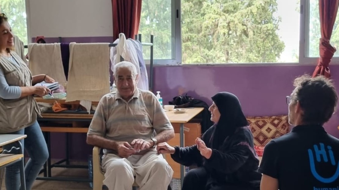 L'équipe d'évaluation de Handicap International avec Hussein et Zahraa dans une école de Tyr au Liban transformée en abri collectif, 30 octobre 2023.