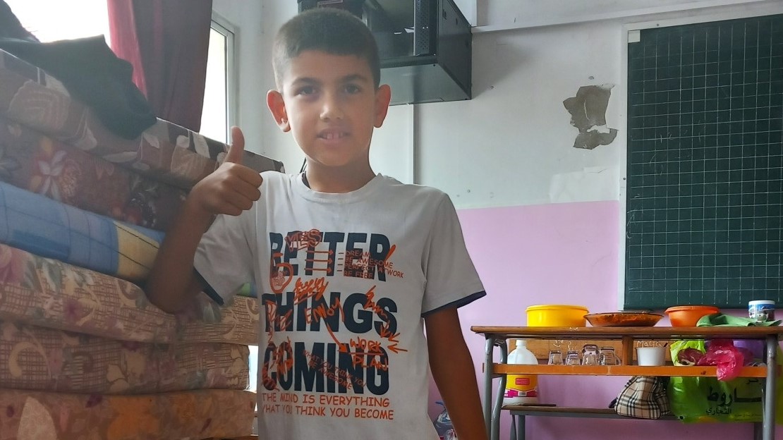 Un jeune garçon pose dans la salle de classe d'une école de Tyr au Liban.