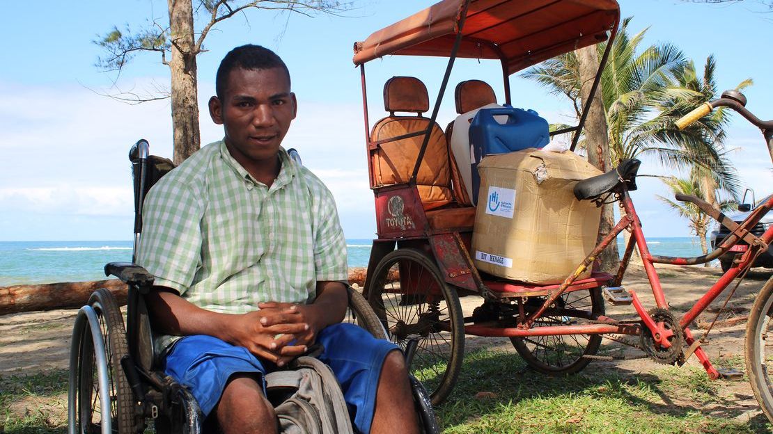 Cet homme de Manakara, à Madagascar, a reçu des kits de première nécessité et une aide financière de Handicap International après le passage des cyclones début 2022.
