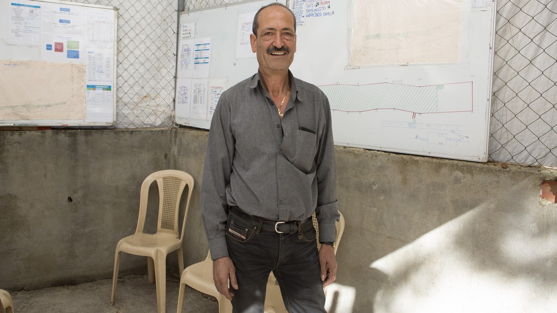 Albert, maire de Mazraat Assaf au Liban, fait le lien entre démineurs de HI et les villageois