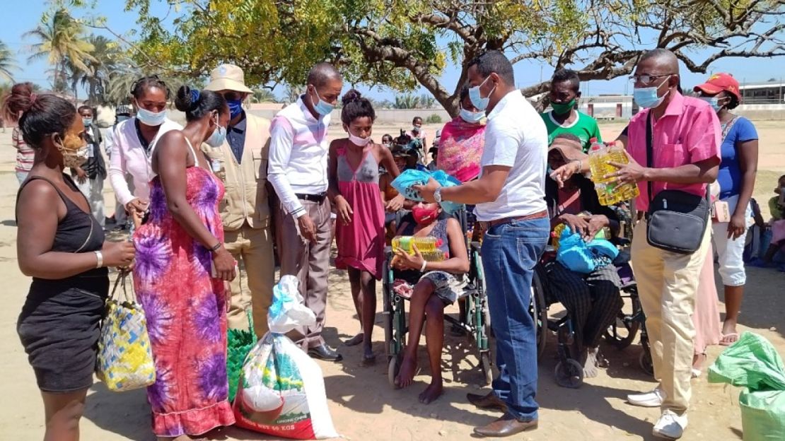 Le personnel de Handicap International distribue des paniers de nourriture aux personnes touchées par l'insécurité alimentaire dans le Sud de Madagascar