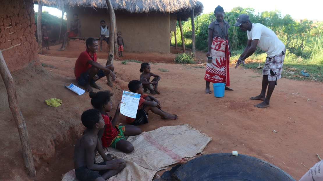 À Madagascar, Albert et sa famille apprennent à bien se laver les mains pour se prémunir du coronavirus