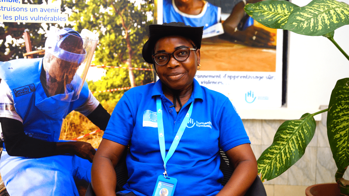 Élisabeth, agente de liaison communautaire et démineuse de Handicap International en Casamance, au Sénégal.