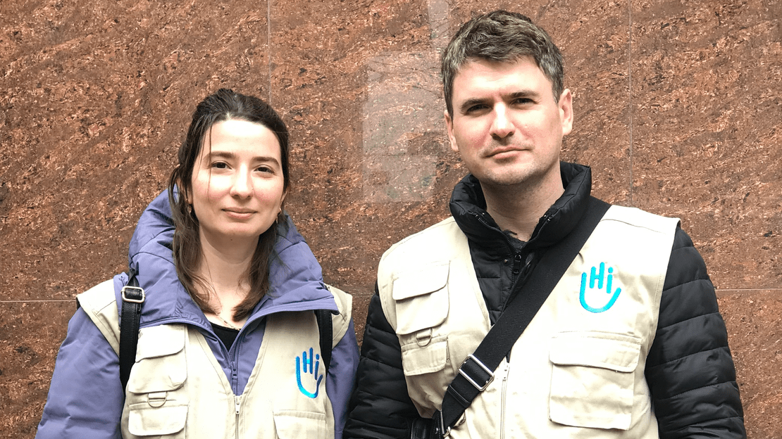 Caglar Tahiroglu, responsable du soutien psychologique et psychosocial d’urgence de Handicap International en Ukraine et Denys Byzov, médiateur culturel de l'association pour les projets d’urgence dans le pays