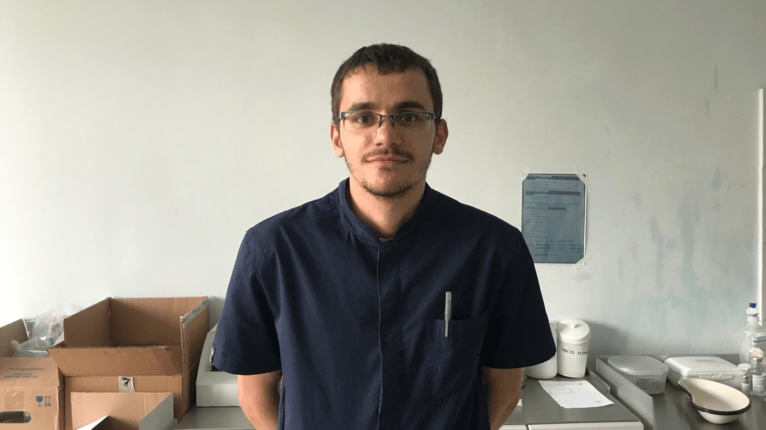 Rostyk, assistant en kinésithérapie de Handicap International en Ukraine