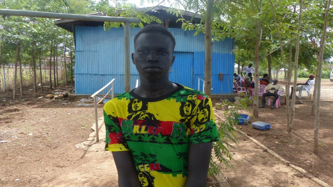 Mouch, 17 ans, est bénéficiaire de Handicap International. Il a été amputé de sa jambe à la suite d’une morsure de serpent. ici dans le camp de réfugiés de Ngnuueyel en Éthiopie.