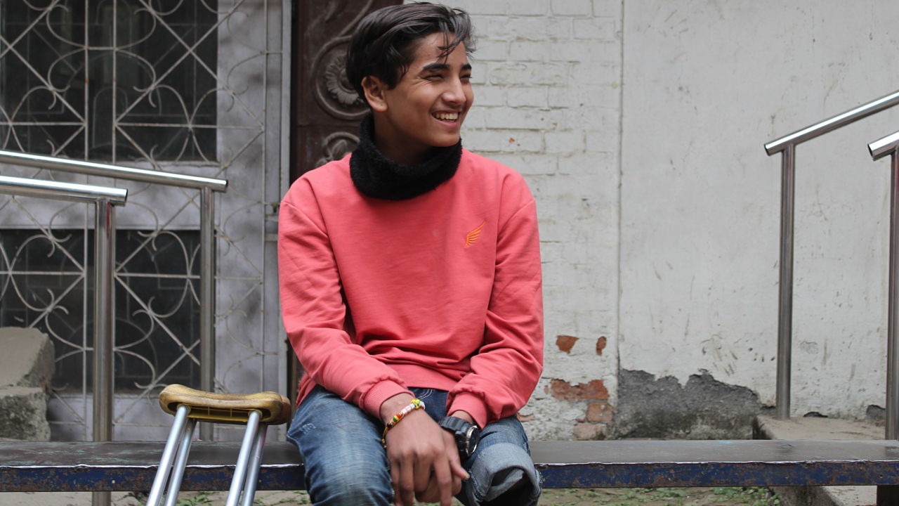 Après avoir perdu une jambe dans un accident, Sandip a reçu une prothèse grâce au soutien de Handicap International et ses partenaires au Népal. Cet adolescent courageux se prépare à affronter les nombreux défis qui l’attendent.