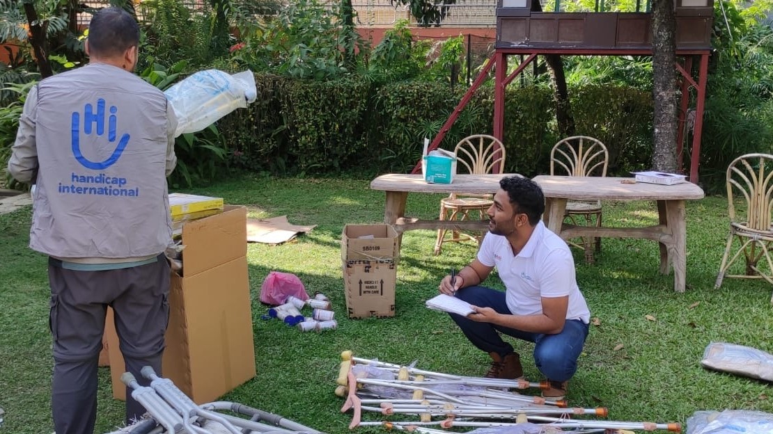 Deux membres de l'équipe d'urgence de Handicap International au Népal