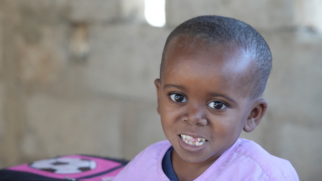 Portrait de Mahamadou, un jeune Nigérien qui sourit