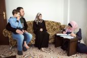 Esra, bénévole de Handicap International en Jordanie, identifie les besoins liés au développement d'Ossama 