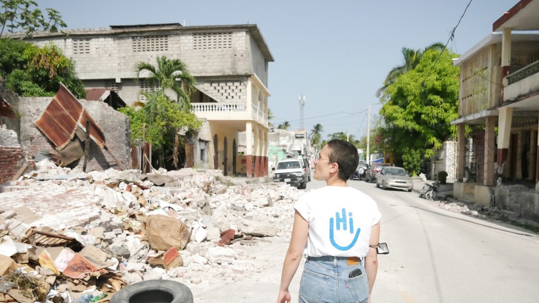 Responsable de zone d'urgence à Handicap International, Anissa Bouachria observe les dégâts du tremblement de terre du 14 août aux Cayes en Haïti