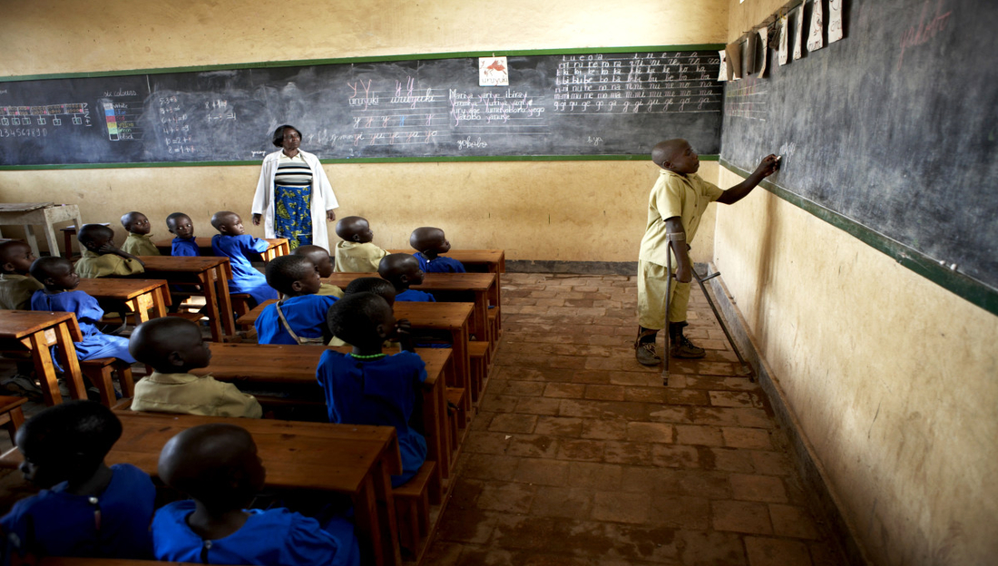 Claude Morakazi dans sa classe à l’école primaire de Kabgayi (école inclusive), District de Muhanga District, Rwanda.