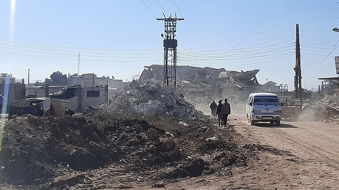 Alors que le bilan officiel des séismes de début février en Turquie et en Syrie s’alourdit d’heure en heure, les habitants continuent de rechercher des survivants dans les décombres, souvent à mains nues.