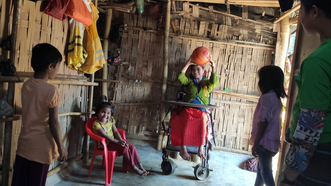 Au Bangladesh, Sumaiya et Jubaida peuvent désormais jouer avec les autres enfants grâce à l'accompagnement de Handicap International