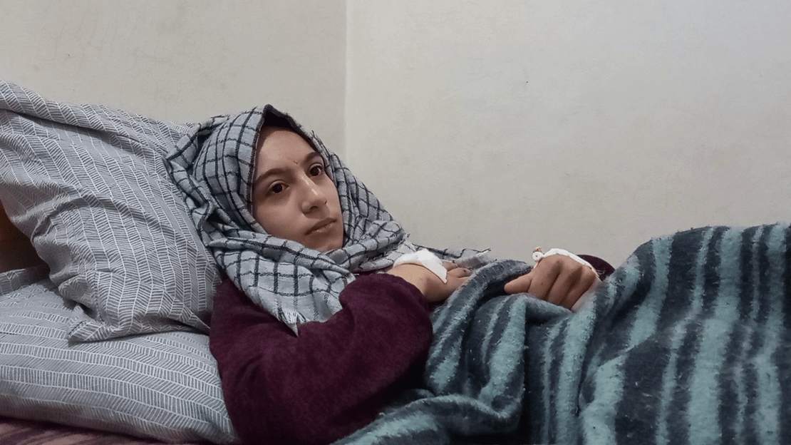 Rema, 13 ans, habitante de la région de Jenderes dans le Nord-ouest de la Syrie, a été amputée de la jambe droite après l’effondrement de son immeuble suite au violent tremblement de terre du 6 février.