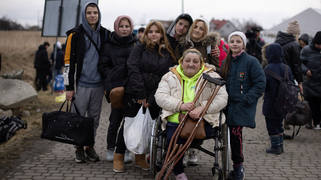 Medyka, Pologne. Alla (en fauteuil roulant) et sa famille arrivent à Medyka après avoir traversé la frontière entre l'Ukraine et la Pologne.