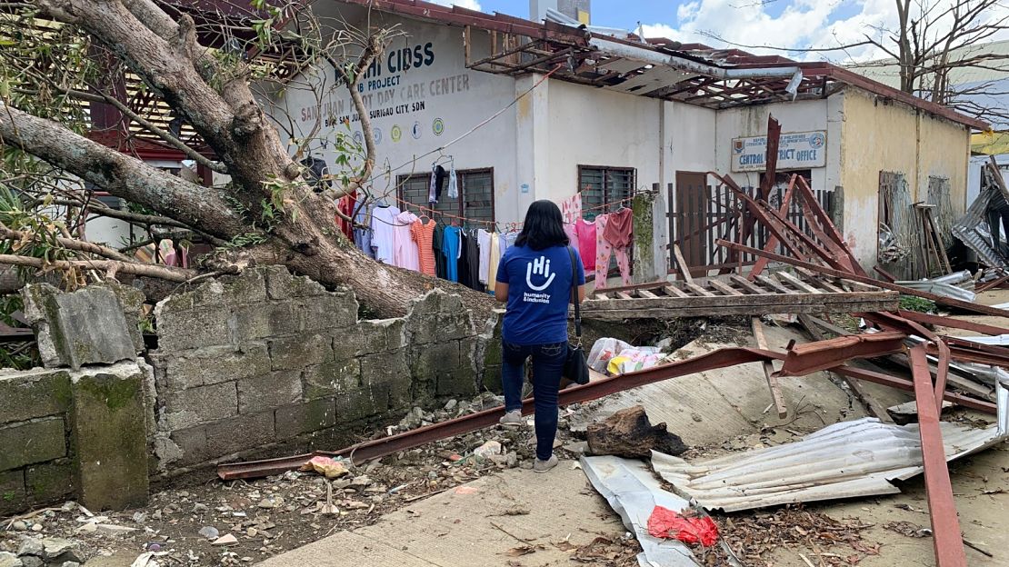 Melanie Ruiz, responsable des opérations de Handicap International aux Philippines et en Indonésie, au milieu des destructions dans la ville philippine de Surigao.